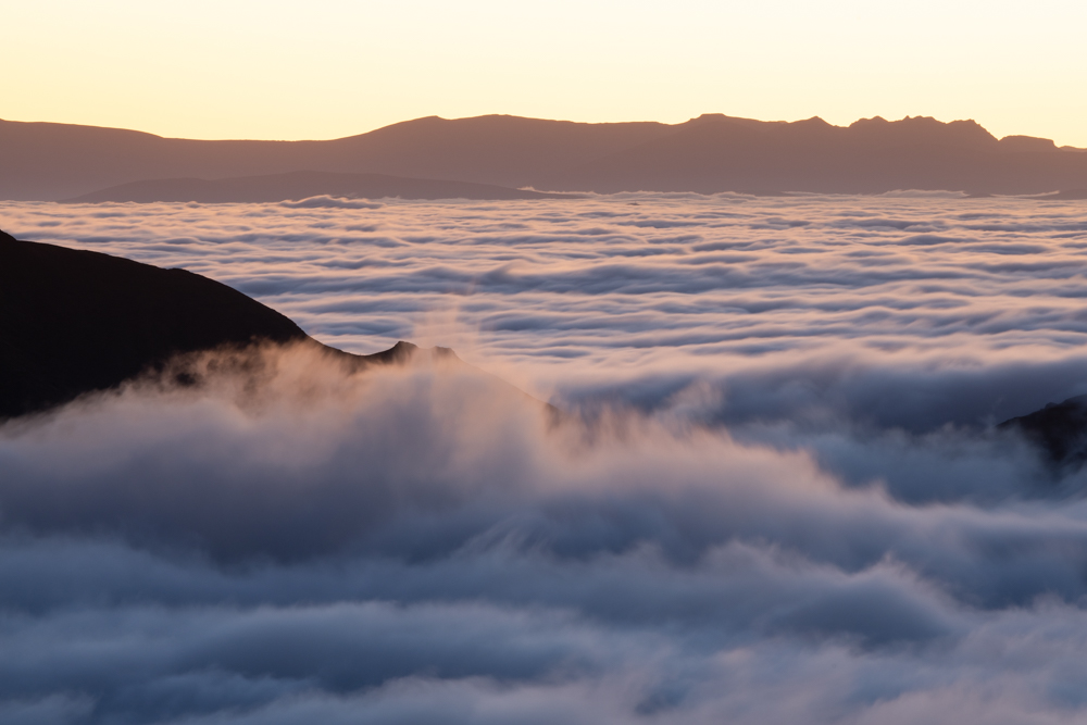 Marejada de nubes
Ola del mar de nubes rompiendo contra las crestas de las montañas cántabras
