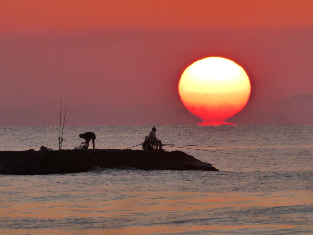 PESCANDO EL AMANECER OMEGA
El mediterráneo amanece bonito siempre pero con este maravilloso efecto óptico pues mucho mejor...
