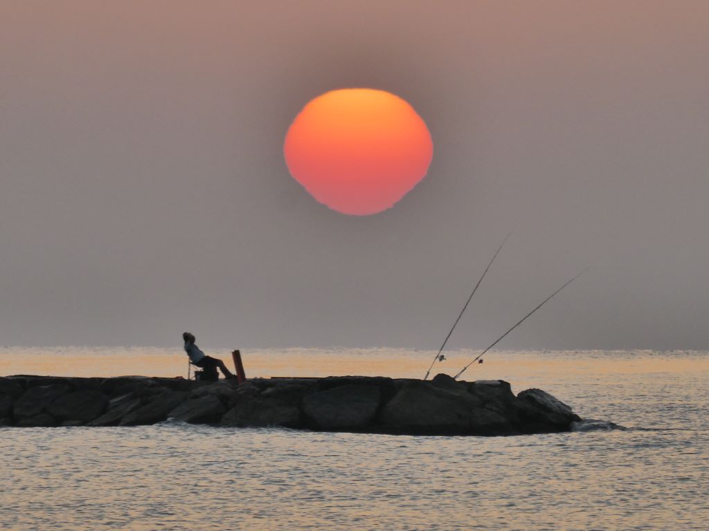 LA CALIMA HACE MÁS BONITO AL SOL
Durante un amanecer, un pescador disfruta de este maravilloso sol filtrado por la calima.

