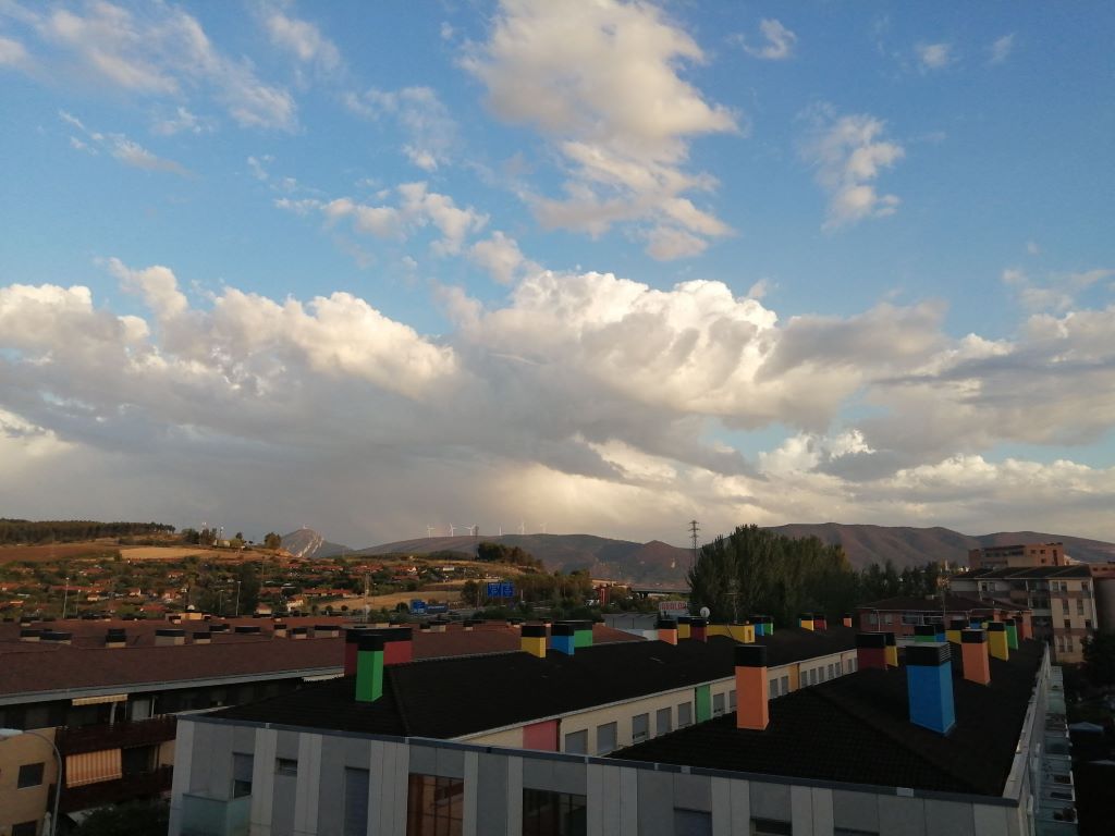 La tormenta llegando a los aerogeneradores.
Fotografía tomada desde Noain. Las nubes de tormenta llegando a la Sierra de Alaiz.
