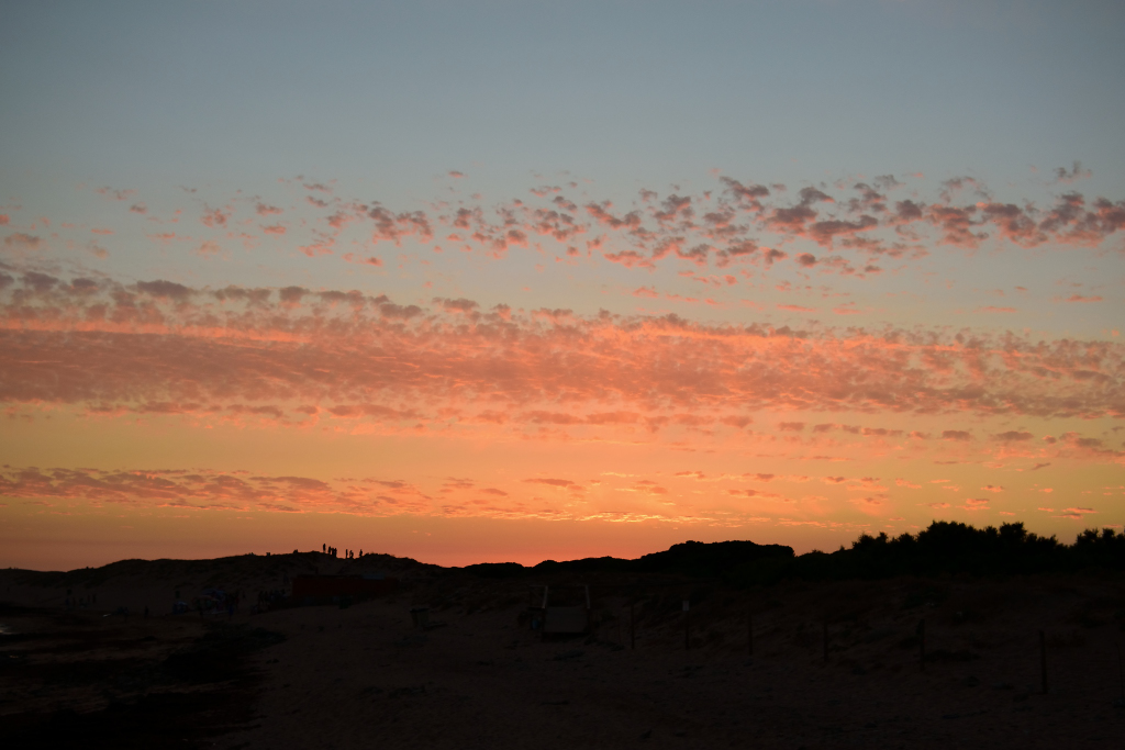 Atardeceres Rojos_02
Puesta de Sol sobre las dunas de Los Caños de Meca (Cádiz), junto al Faro Trafalgar. En determinadas condiciones atmosféricas, se pueden observar estos atardeceres, donde las nubes adquieren estos tonos rosáceos y anaranjados.
