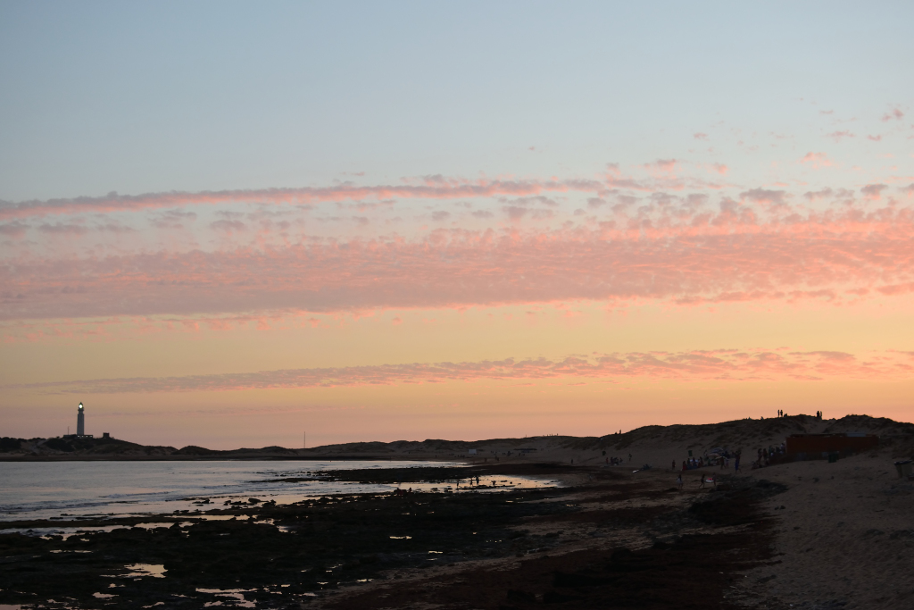 Nubes de azúcar sobre el Faro Trafalgar
Nubes rosas y rosáceas en el cabo Trafalgar (Cádiz), durante el atardecer.

