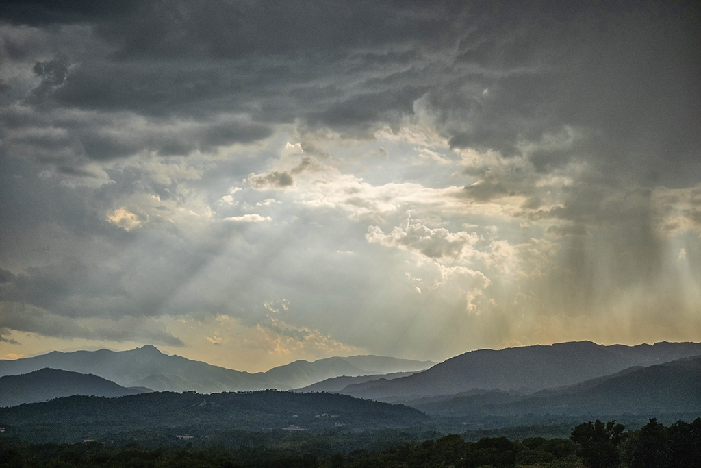 Sol y lluvia 
Una tarde de diversidad de elementos en el cielo vistos des del volcán de la Crossa, con el Montseny al fondo.
