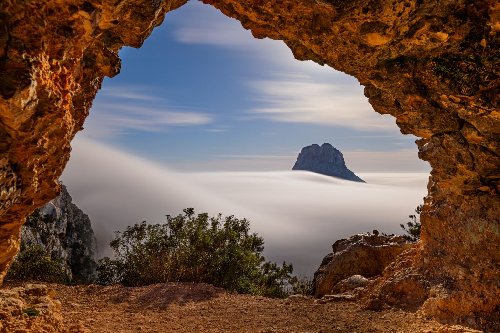El misterio de la cueva con la montaña nebulosa
Una intensa niebla marítima iba rodear a la isla de Ibiza dejando Es Vedra con este espectacular momento.
