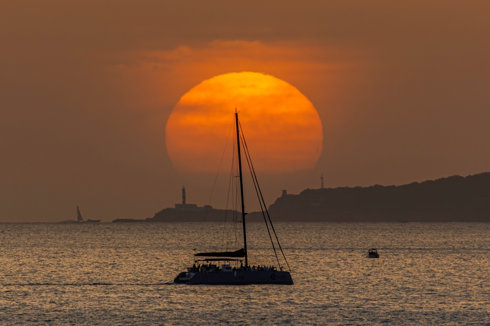 Espectacular atardecer gracias a la concentración de polvo en suspensión que tuvimos ese día, unos 19km de distancia linea recta desde yo estaba hasta el faro de Cala Figuera.
