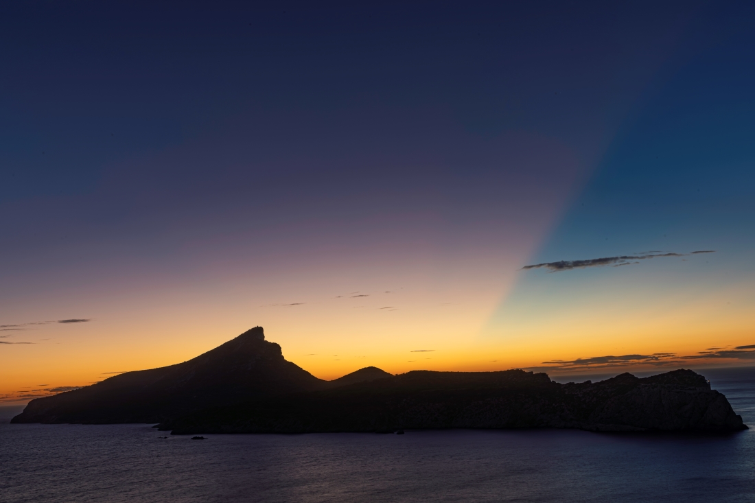 El atardecer nos regalo este maravilloso rayo crepuscular sobre la isla Dragonera de Mallorca
