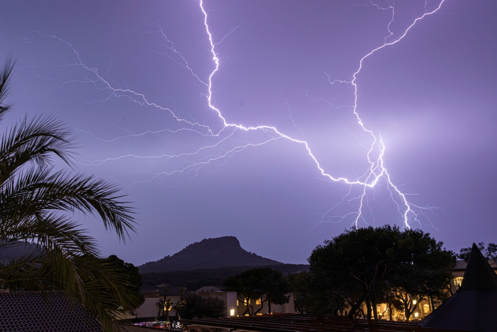 Espectacular noche/madrugada que nos regalo el primer día de Noviembre, con varias tormentas marítimas subiendo por la zona del Levante.
