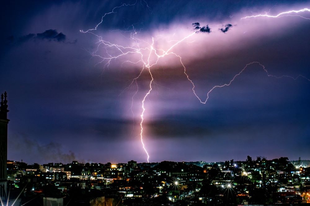 Foto hecha desde la azotea de la casa del autor en La Habana, Cuba. En su borde izquierdo inferior la imagen muestra la contaminación que causa en la ciudad la industria petrolera y sus consecuencias se reflejan en las condiciones atmosféricas en el momento de la captura. 
