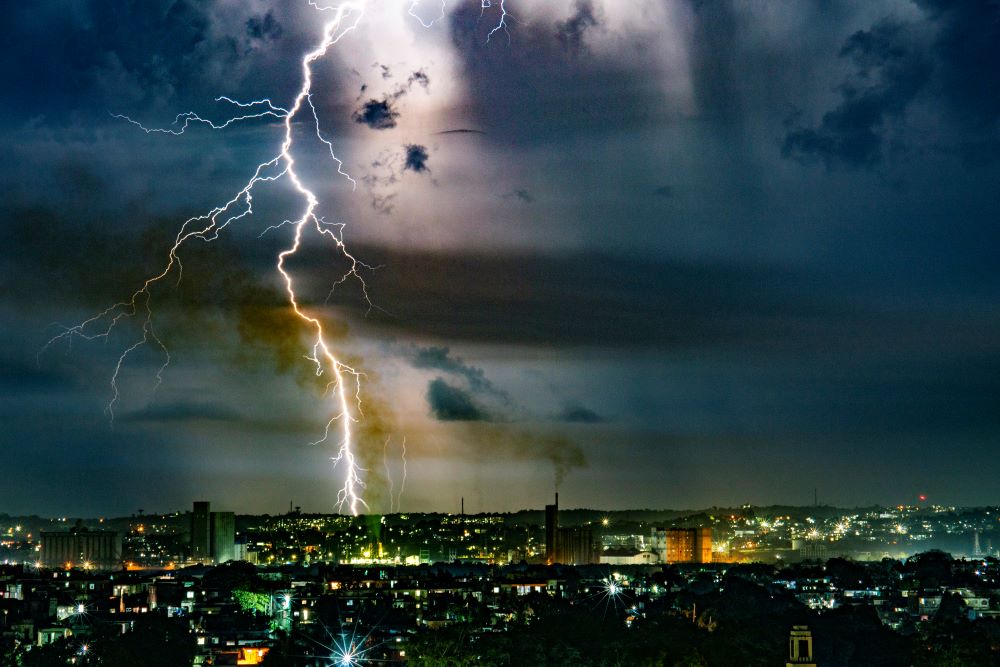 Foto hecha desde la azotea de la casa del autor en La Habana, Cuba. La imagen muestra la contaminación que causa en la ciudad la industria petrolera y sus consecuencias se reflejan en
las condiciones atmosféricas en el momento de la captura. 
