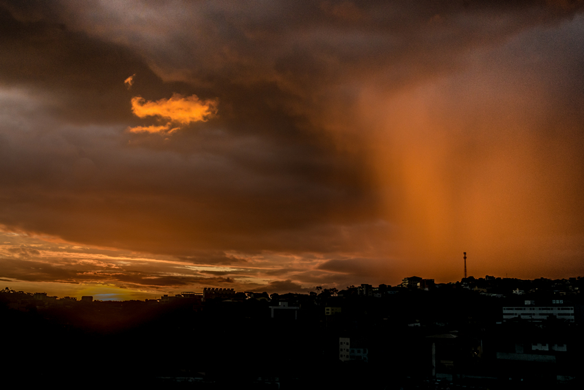 Lluvia naranja
Nube de lluvia bañada por la luz del atardecer.
