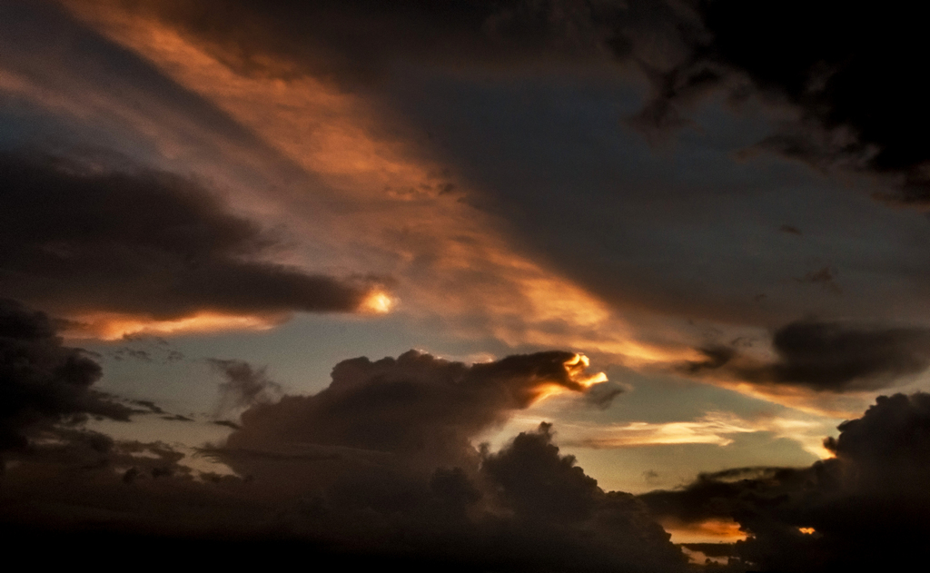 Formas deformes entre luzes
Luces y contraluces entre nubes, durante la puesta de sol.
