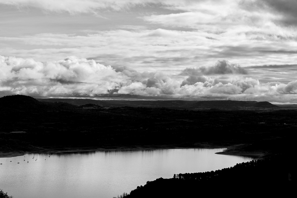 Nubes
Fotografía en blanco y negro que tiene como sujeto principal las nubes y sujetos secundarios los molinos de viento y el pantano de Entrepeñas.
