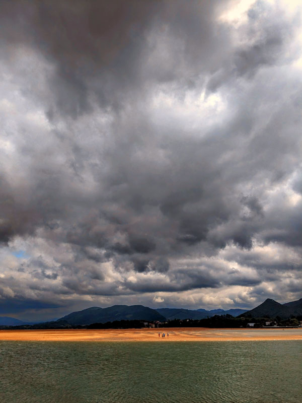 Cielo tormentoso sobre Urdaibai
Cielo tormentoso al atardecer en la playa de Sukarrieta en Urdaibai, Bizkaia
