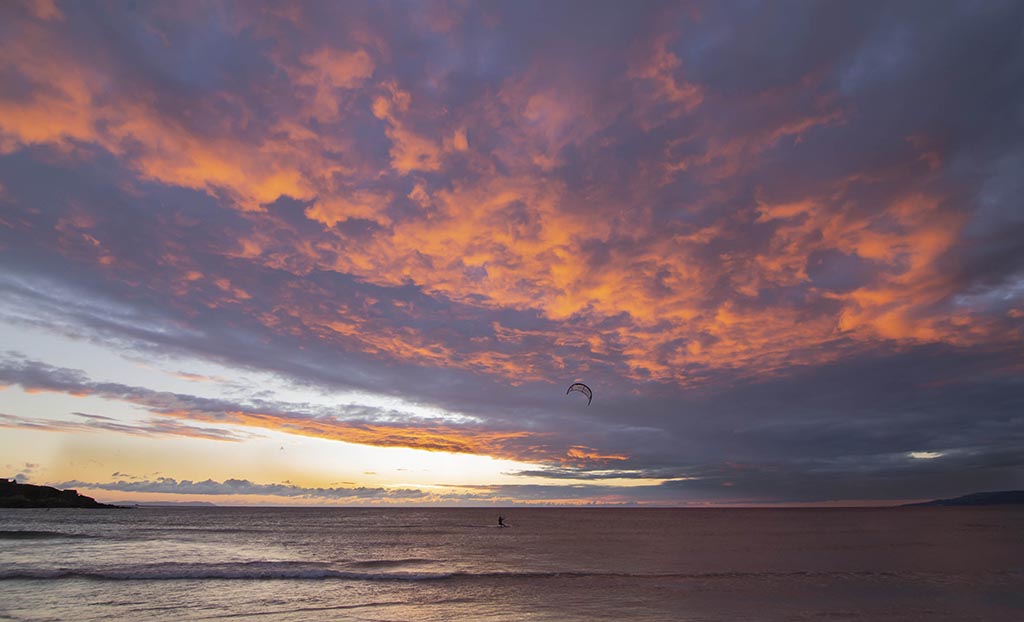SURFEANDO
Fotografía tomada en la playa de Los Lances, Tarifa con fuerte viento de levante. Lugar ideal para los amantes del surf y todo deporte relacionado con el el mar y el viento.
