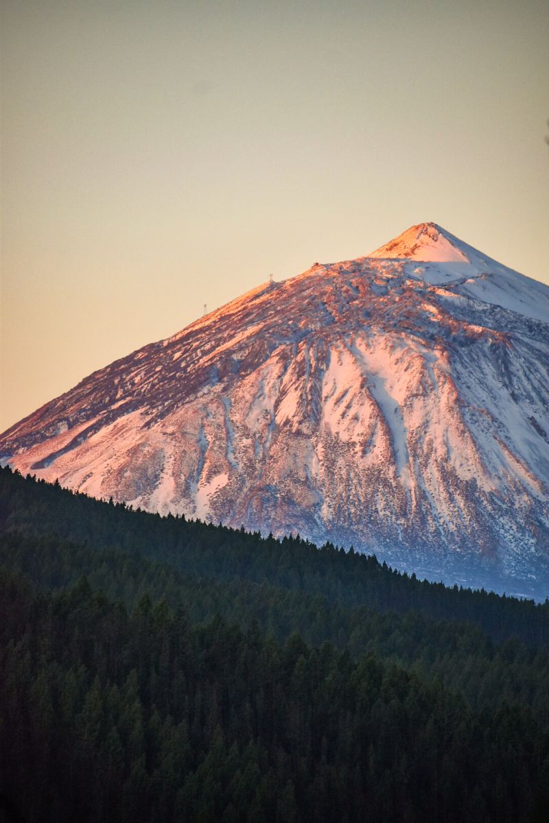 Un majestuoso manto blanco cubre el Teide, creando un paisaje de ensueño en el corazón de Tenerife. Las nubes se deslizan suavemente alrededor de su cima, mientras el sol brilla, iluminando la nieve y resaltando los contrastes de la roca volcánica. Este icónico volcán, con su belleza inigualable, nos recuerda la magia de la naturaleza y la serenidad de los paisajes invernales. ¡Un verdadero espectáculo que invita a disfrutar de la tranquilidad y la grandeza del entorno!
