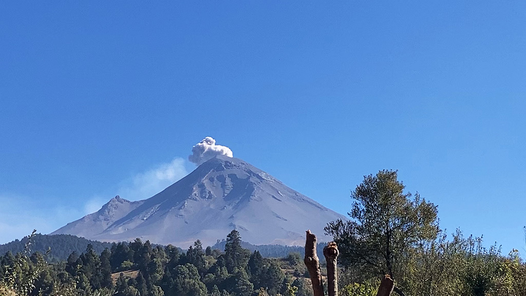 SMOKING MOUNTAIN
Momento en el que el volcán Popocatépetl, exhala vapor de agua
