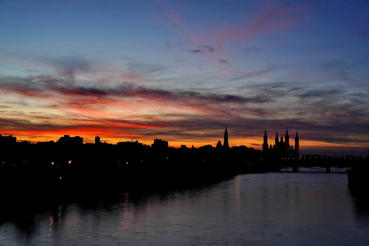 Atardecer con presencia de nubes medias y altas.
