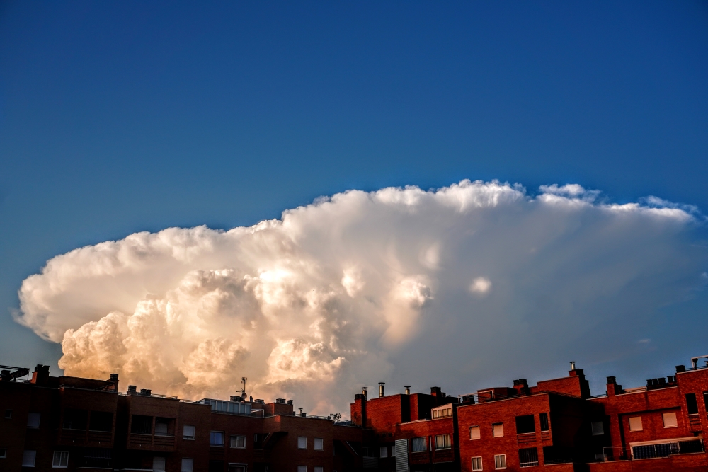 Perfecto cumulonimbus situado al norte de Zaragoza.
