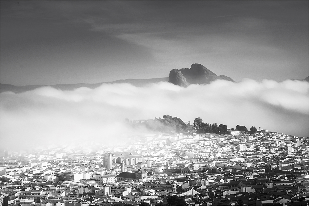 oleadas de nubes
niebla avanzando sobre la ciudad de Antequera
