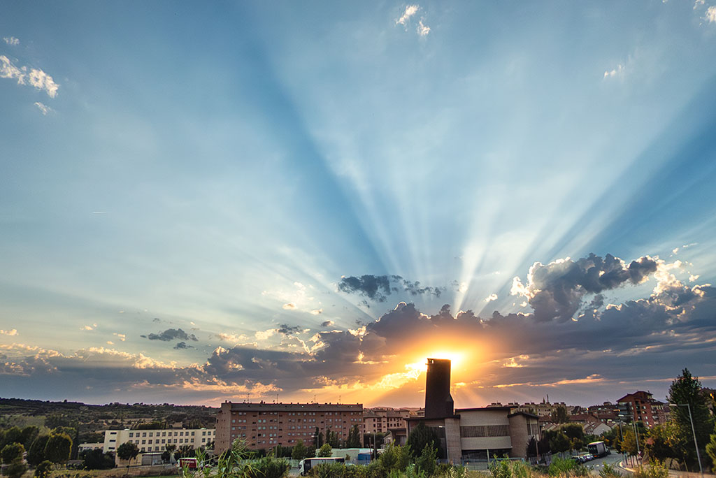 Atlas: Rayos crepusculares en stratocumulus cumulogenitus
Atardecer caluroso en Barbastro, con unos rayos crepusculares sobre la torre de la Iglesia de San José. El arquitecto Heliodoro Dols  llamo a la torre El dedo de Dios.
