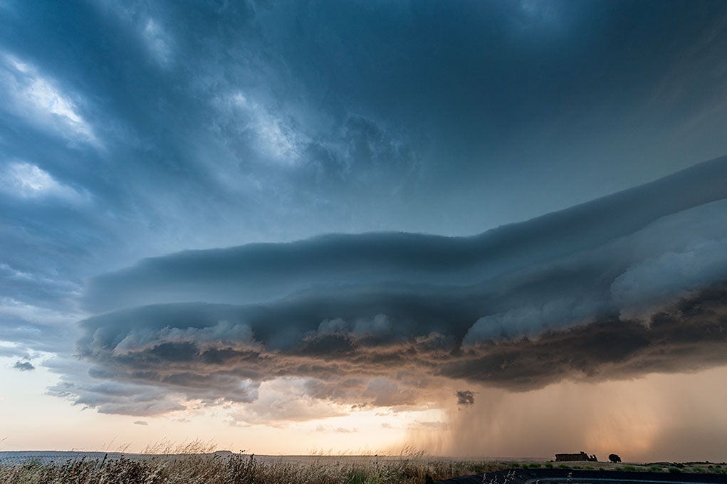 Atlas: Cumulonimbus Arcus
La tarde prefecta para quemar las tarjetas de la cámara. Rachas de viento fuerte y cortinas de agua .
