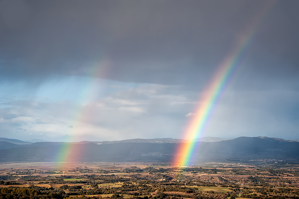 Atlas: Arco iris doble
El Secundario no siempre es visible al observador, y cuando lo es,  sus colores son muy tenues y con el orden de colores a la inversa que el Primario.
