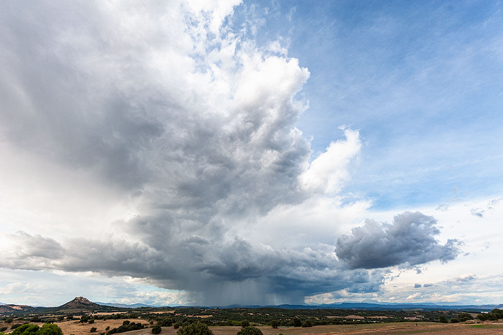 Los últimos coletazos de las tormentas en las zonas de la provincia Oscense, sobre todo en sur parte mitad oriental, como es el caso del somontano de Barbastro, donde se vieron algunos núcleos tormentosos.
