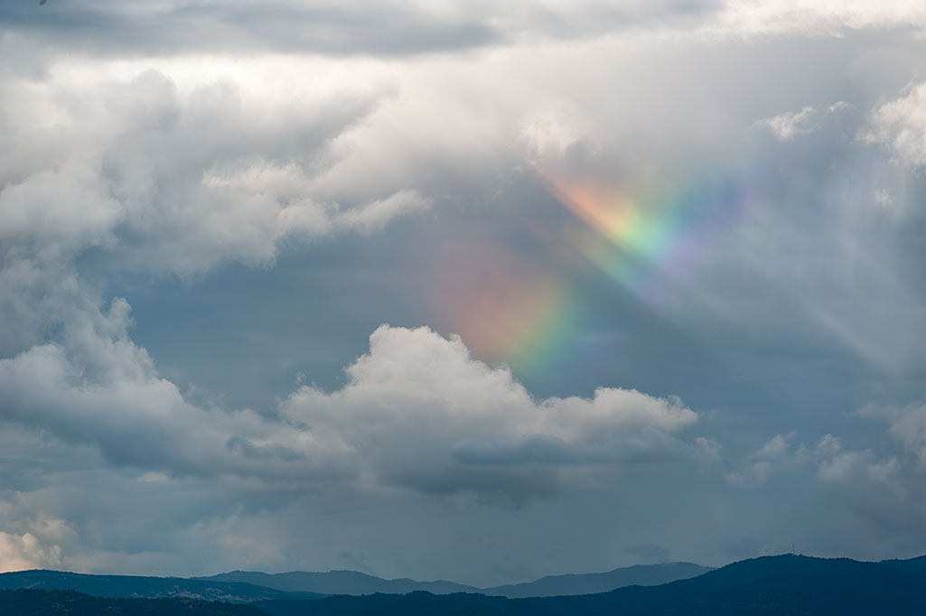 Resultado de los rayos de sol que se filtraban entre algunas nubes y las precipitaciones puntuales, ( al la derecha parece que se aprecia alguna Virga tenue) dando como resultado este curioso fragmento de arco iris. 
