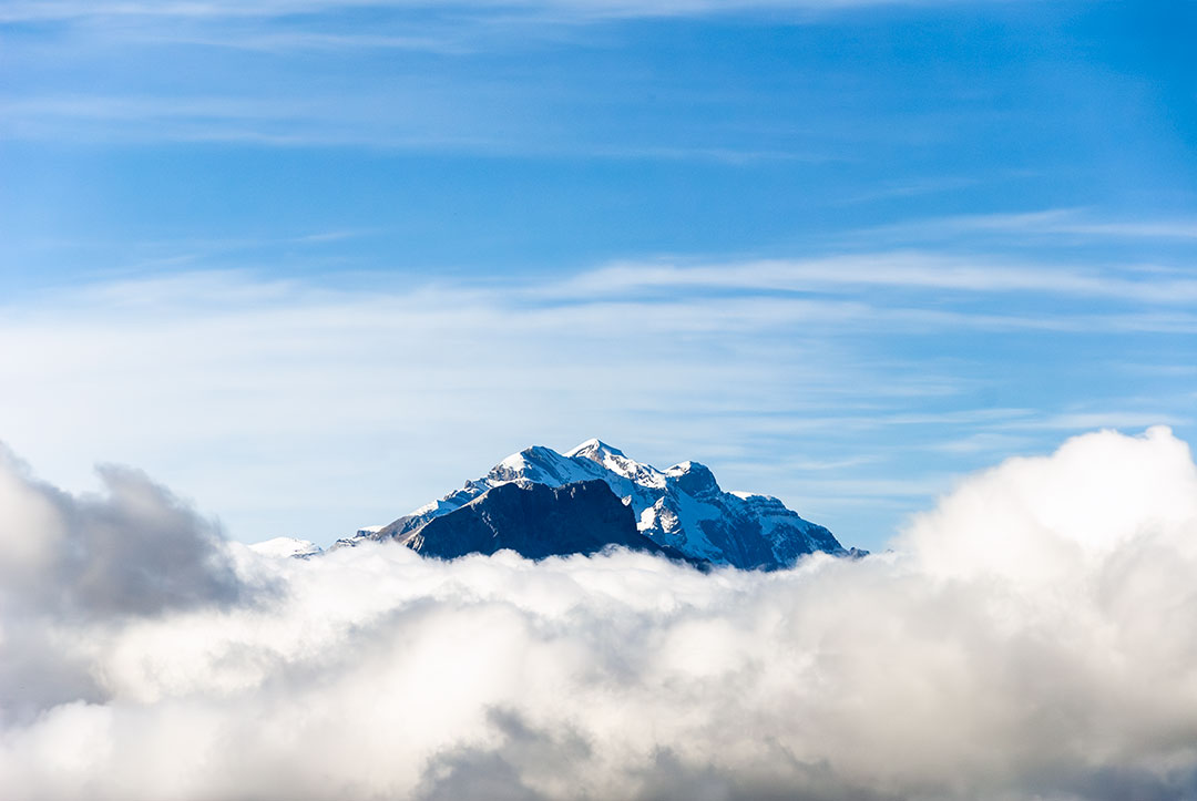 Capa de nubes a 2.000 m, que hacían de las cumbres una isla.
