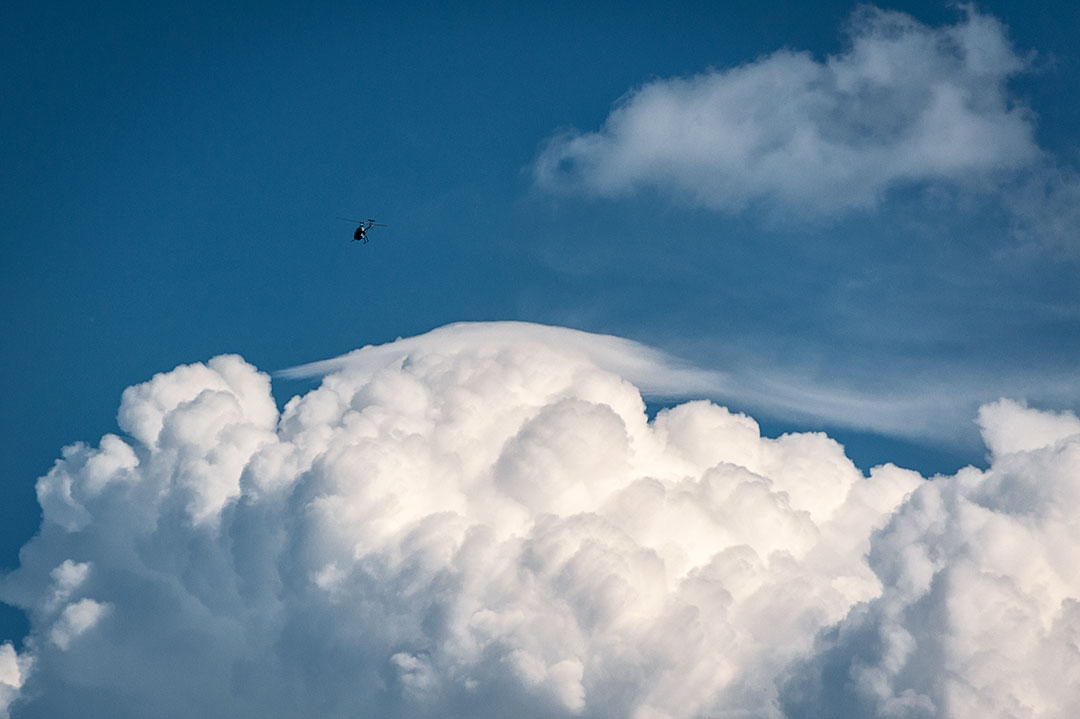 Helicóptero con unas vistas inmejorables de un cumulo calvus con pileus.
