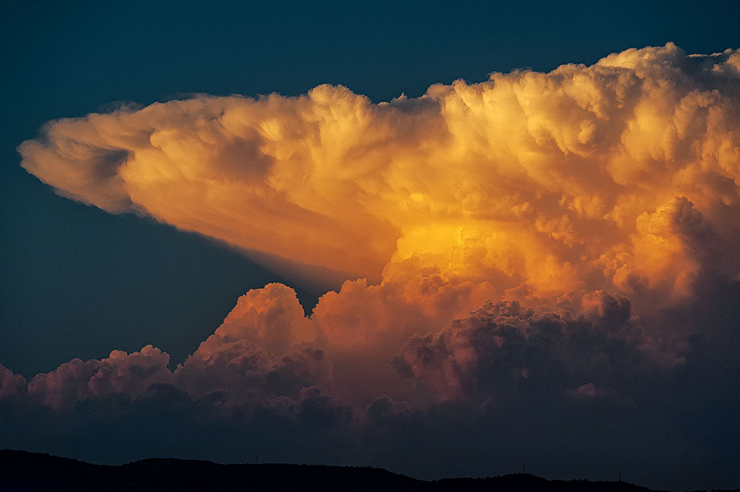 A última hora de la tarde, desde el Somontano de Barbastro, se dejaron ver varios cúmulos de tormenta, que conforme fue anocheciendo, se fueron disipando, pero no sin dejar algún instante espectacular con los juegos de luces y rayos del sol ocultándose.
