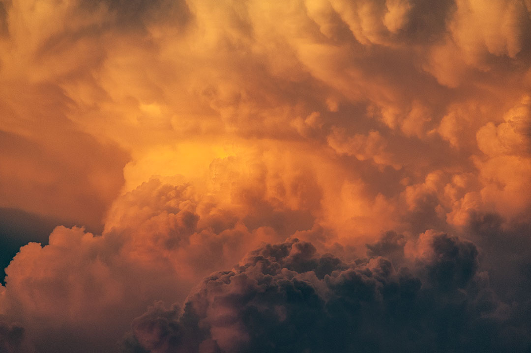 A última hora de la tarde, desde el Somontano de Barbastro, se dejaron ver varios cúmulos de tormenta, que conforme fue anocheciendo, se fueron disipando, pero no sin dejar algún instante espectacular con los juegos de luces y rayos del sol ocultándose.
