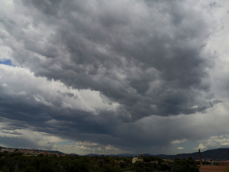 Lluvia necesaria
Cielo convectivo que dejaba una cortina de precipitación lejana a la zona de Terrassa visto desde Sant Boi 
