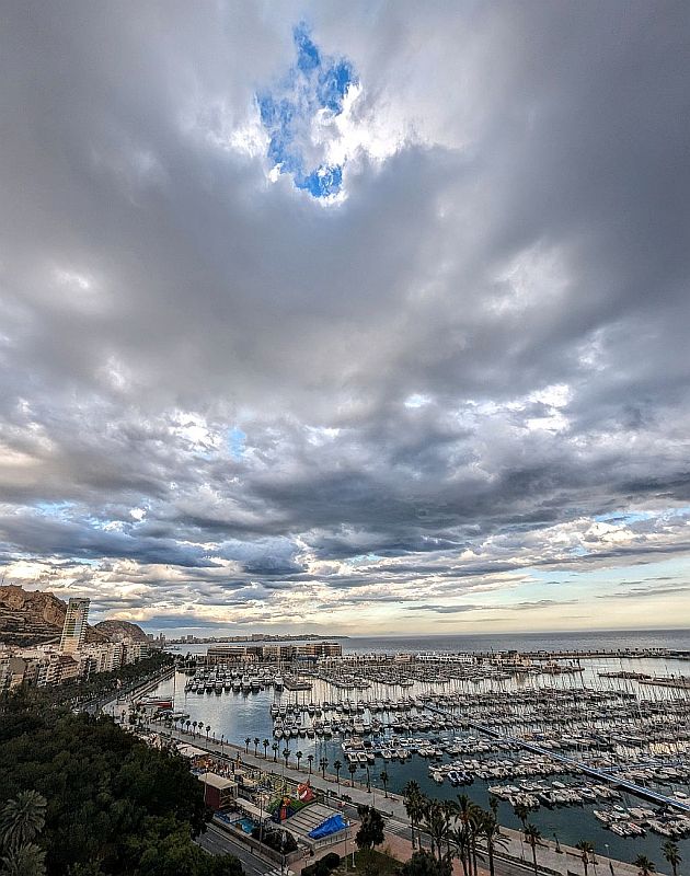 Portal Alicante
Panorámica de la ciudad al atardecer con el bosque de nubes
