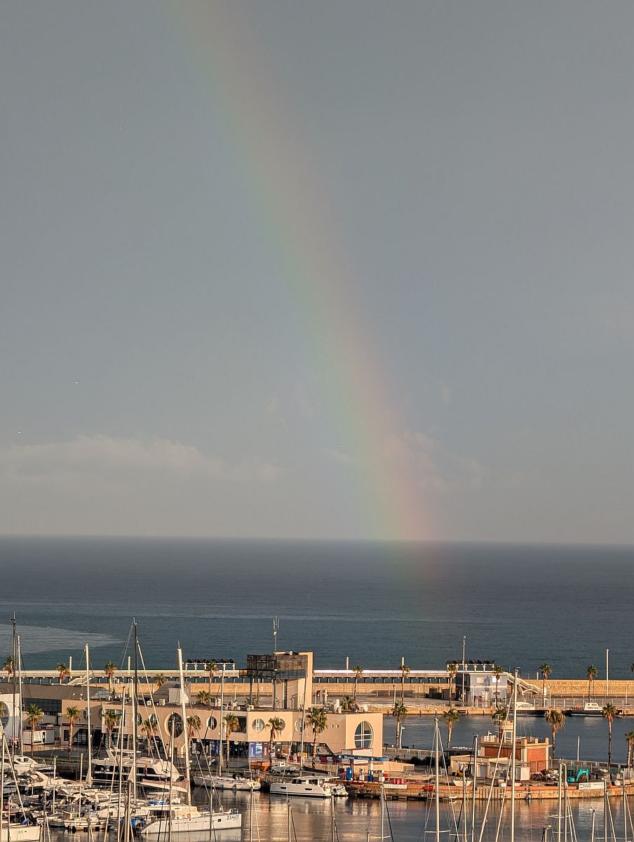 Primer plano del arco iris en puerto de Alicante después de los episodios de la DANA de Levante
