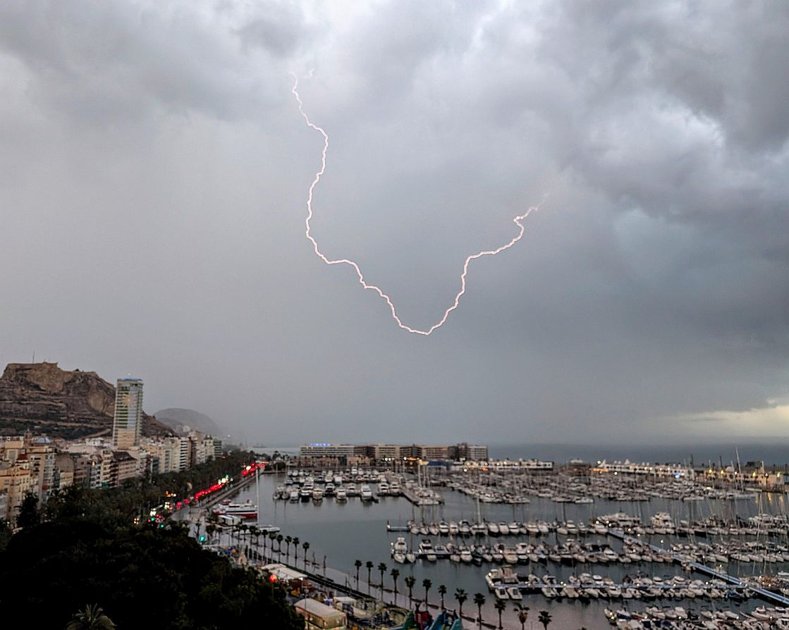 Tormenta de marzo en el puerto de Alicante
