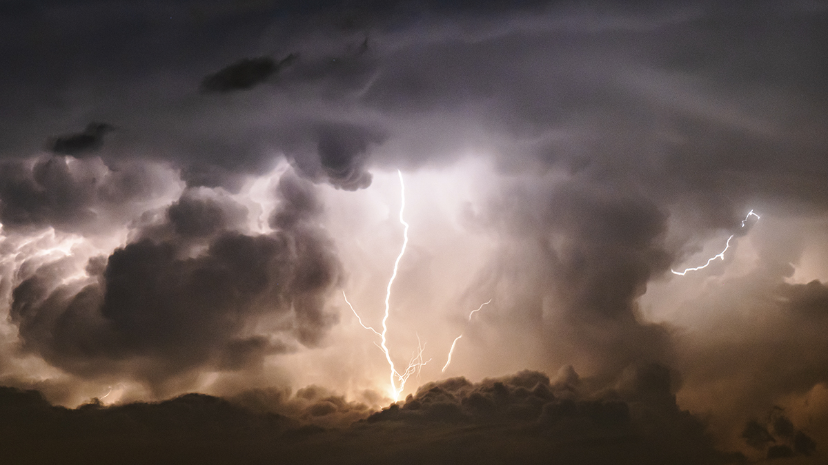 Primeras tormentas del fin del verano. Un cúmulo de nubes se concentra y aparecen los rayos como si fuera el mismo dios del trueno el que los origina.
