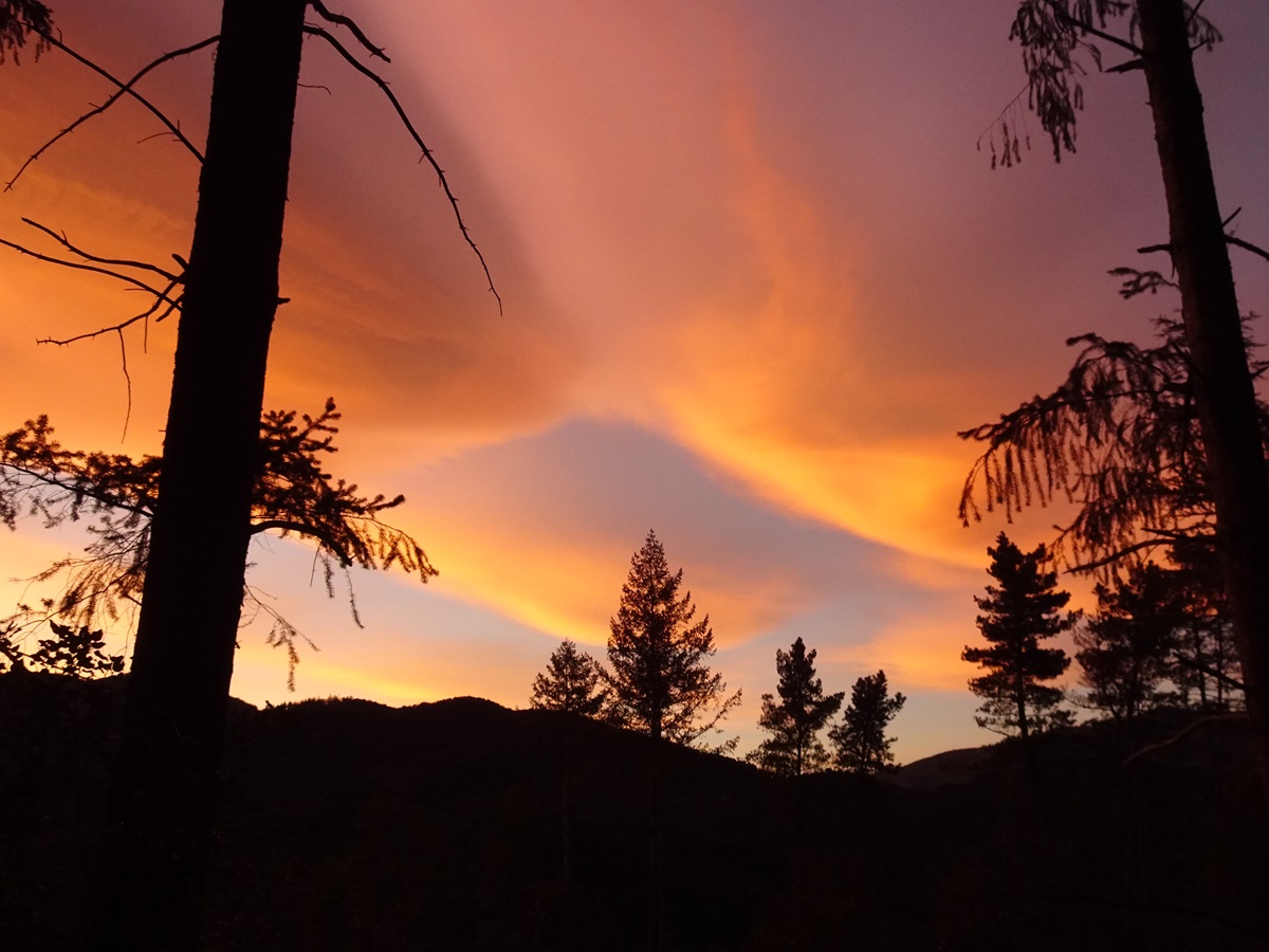 El viento del noroeste, aunque sin ser demasiado intenso, hizo aparecer muchas nubes lenticulares ese día. Con la llegada del atardecer, el espectáculo fue magnífico. 
El mejor atardecer de todo el invierno.
