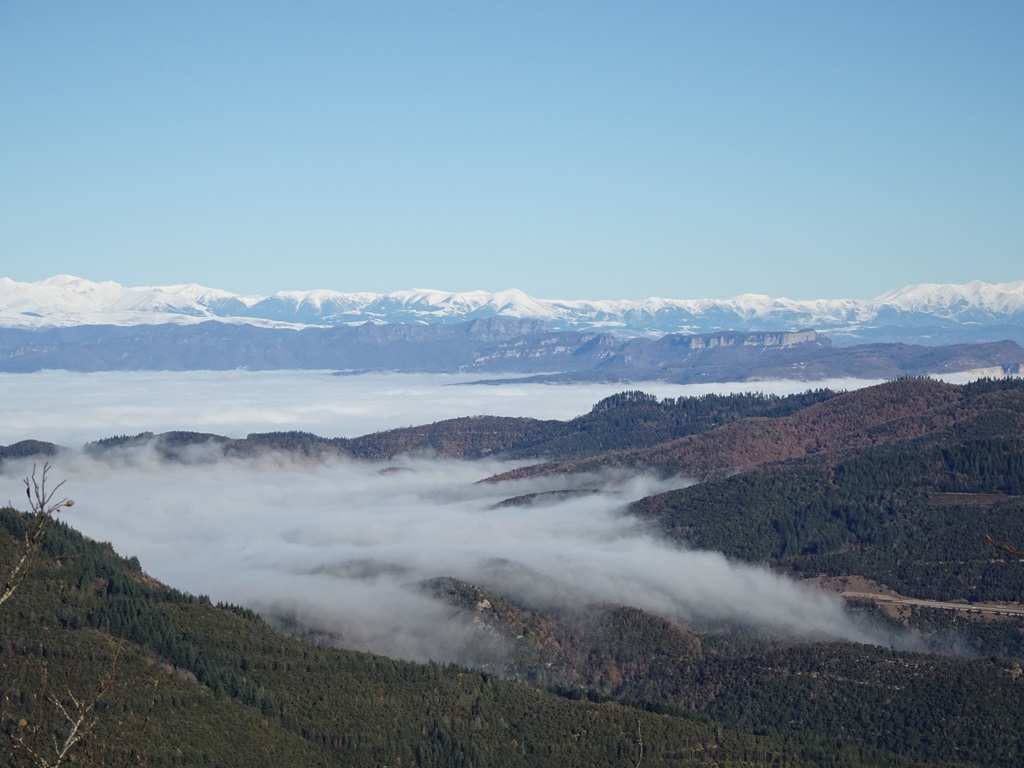 Los Pirineos nevados irguiéndose sobre un mar de niebla...
Esta fotografía la tomé justo al día siguiente de haber llovido (y nevado en las cotas altas), así que había humedad acumulada en los valles. Como la atmósfera era límpida por la precipitación del día anterior, pude captar esta imagen de postal.

