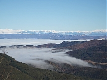 Los Pirineos nevados irguiéndose sobre un mar de niebla...