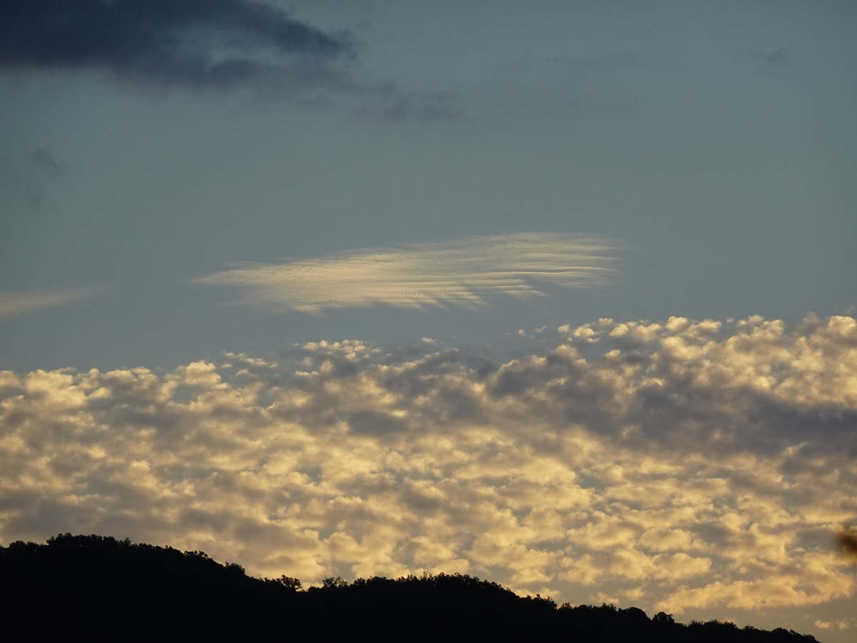 Amanecer. Variedad de nubes. Incluso yo diría que había 3 capas de nubes. En la imagen se aprecia una banda de altocúmulos por debajo de una nube muy curiosa, que sospecho se trata de una nube más alta del tipo cirriforme.
Sin embargo, más arriba (no se aprecia en la imagen), había también estratocúmulos.
