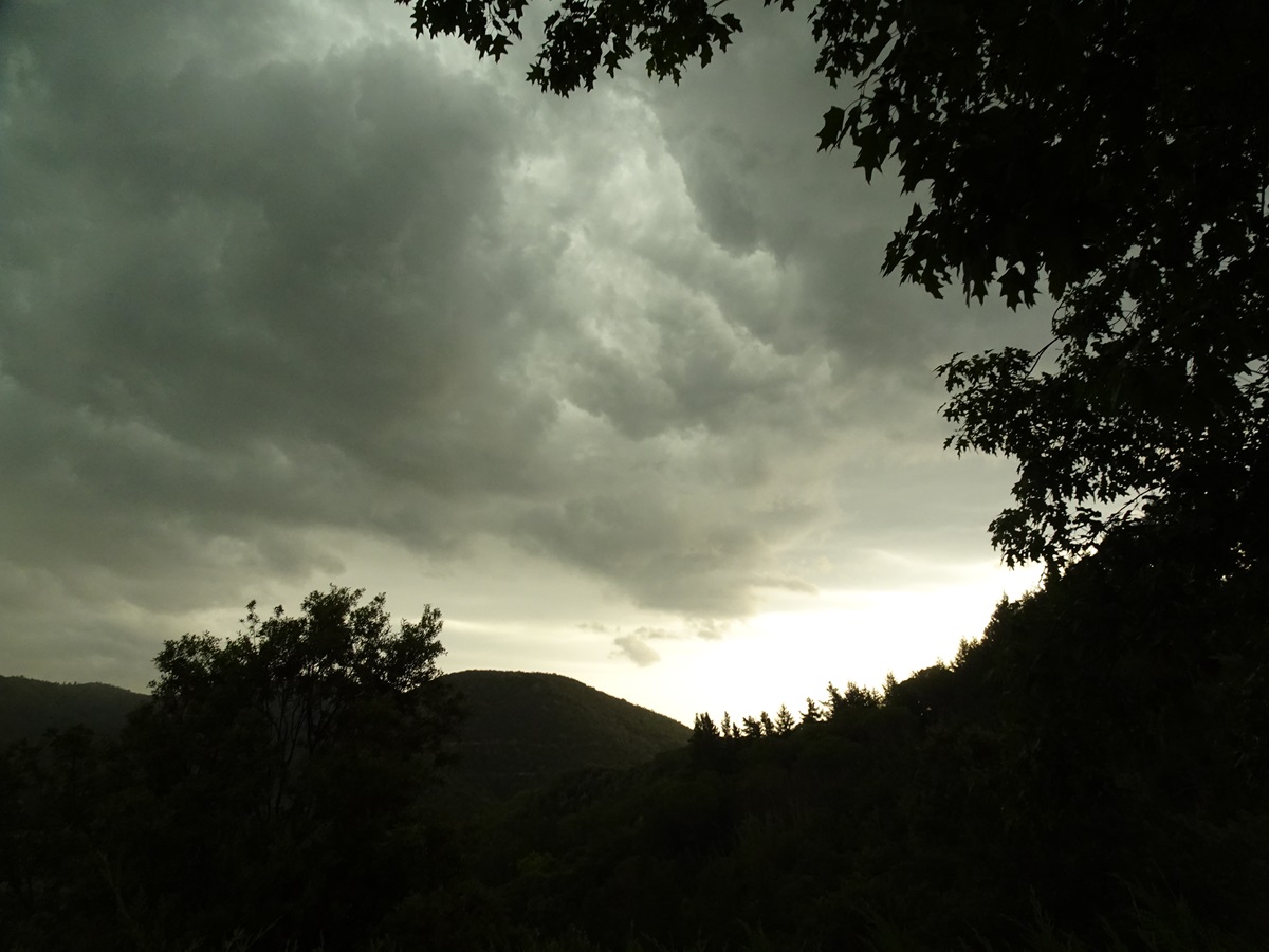 Otra tormenta...
De hecho, fue una tarde fantástica. En Pantà de Sau se recogieron casi 100 litros, y la granizada en Sant Pere de Torelló fue un drama, dañando coches y tejados. En mi casa, no fue tan terrible; llegó algo debilitada la tormenta y me esquivó un poco, pasando ligeramente más al SW; pero sí aparatosa, con lluvia intensa, rayos, viento...
