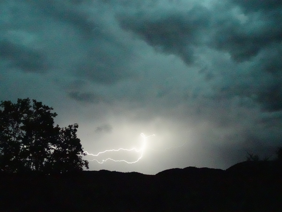 Una tormenta típica de verano... No llegó la lluvia a mi casa, desde donde hice la fotografía. Pero sí que hizo rachas de viento y el cielo se puso muy amenazante. Sin embargo, la tormenta se deslizó más al NE hacia el mar, a la altura de Tossa de mar y Platja d'Aro, debilitándose rápidamente.
