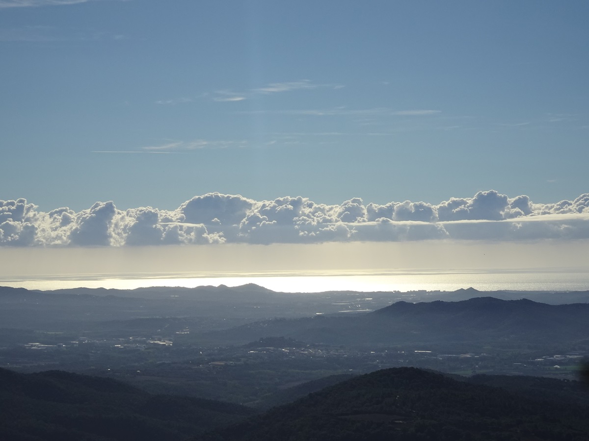 Desde el castillo de Montsoriu, en el Montseny, se ve el mar en días nítidos como aquel.
Hacía un día nítido de septiembre tras la entrada de vientos del norte. Gracias al calor acumulado en las aguas del Mediterráneo, se formaron de madrugada nubes convectivas mar adentro.
