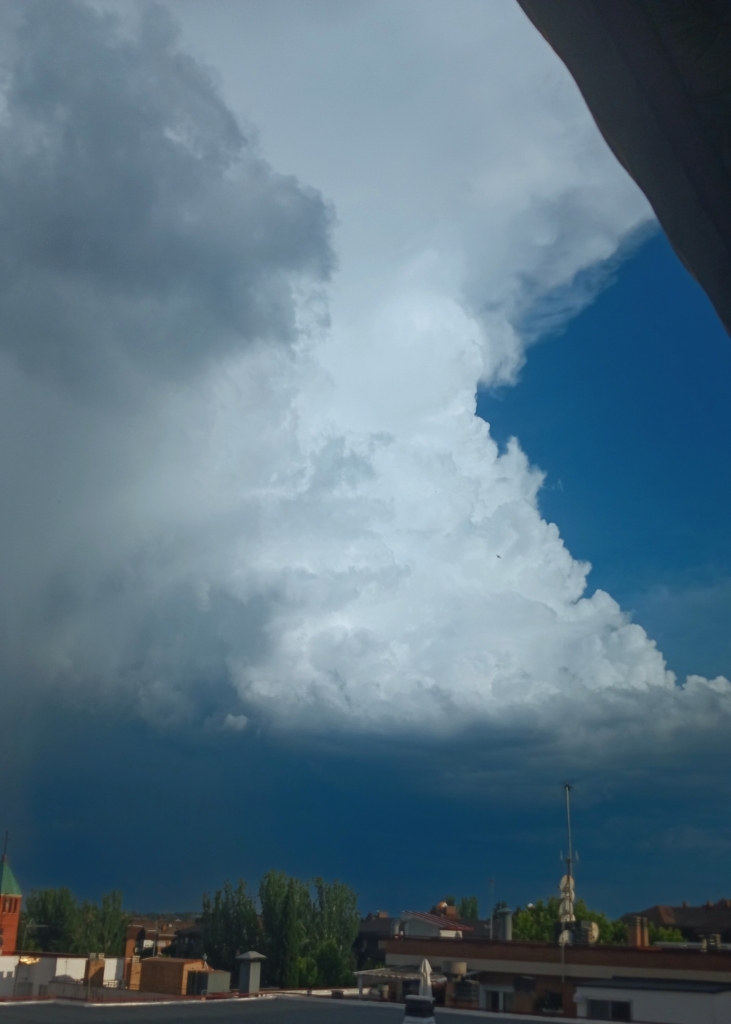 Montaña del cielo
Durante la tarde del dia 4 de junio se desarrollaron varias tormentas al oeste de la cam, las cuales tuvieron un movimiento de oeste a este, como yo estaba mirando al este pude ver la parte trasera del cumulunimbo (updraft) y tomar esta fotografía.
