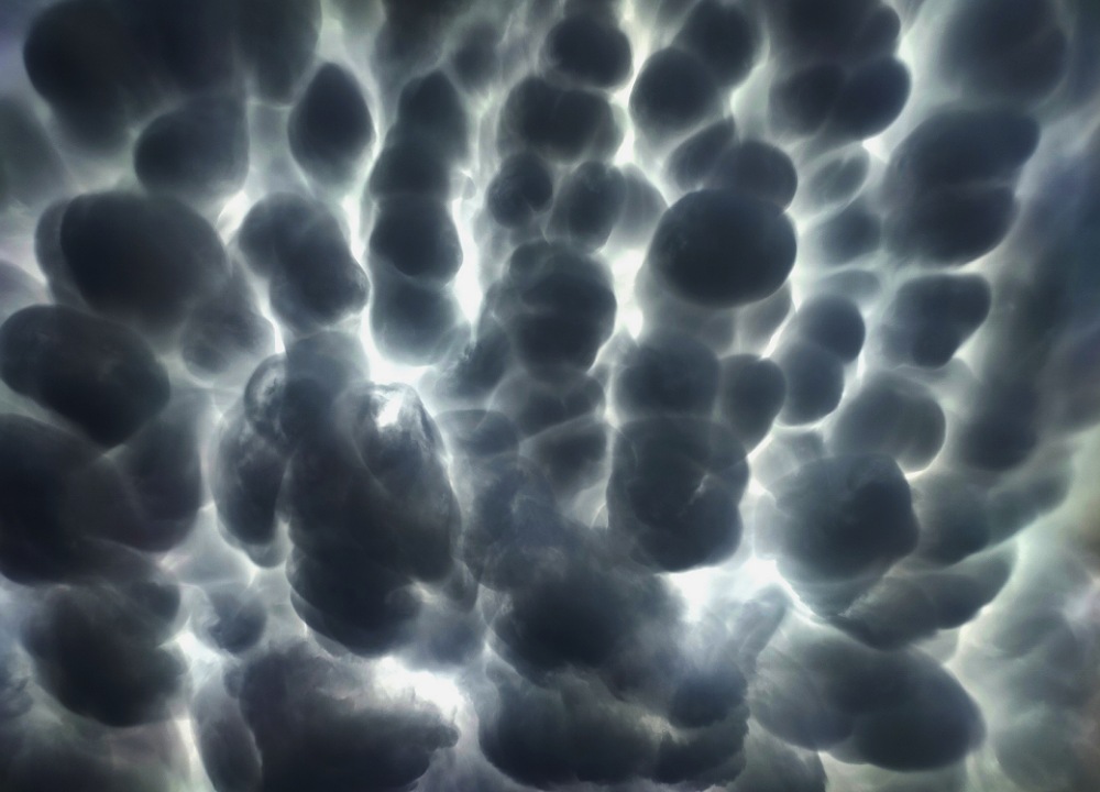 Se cae el cielo 
Preciosas nubes mamatus antes de una fuerte supercelula 
