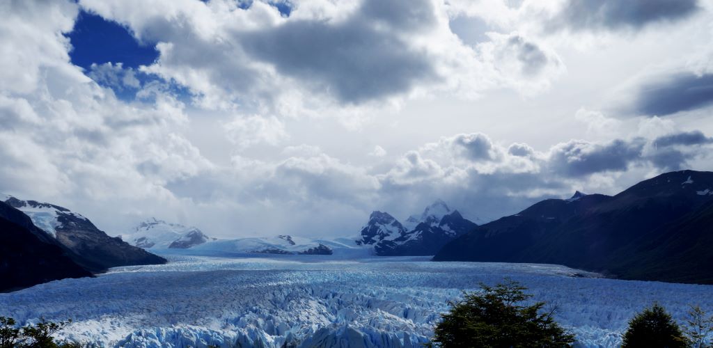 nubes sobre el glaciar
En una tarde nublada de verano, se reflejan las nubes sobre el Glaciar Perito Moreno, a unos 80 km de El Calafate en Santa Cruz, Patagonia Argentina. 
