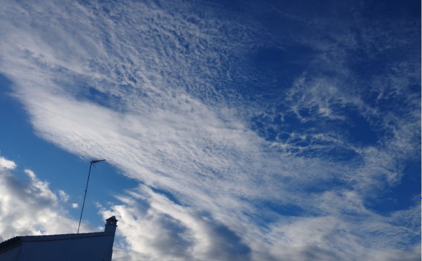 Atlas: Altocumulus lacunosus
Variedad difícil de captar por su limitada presencia en el cielo
