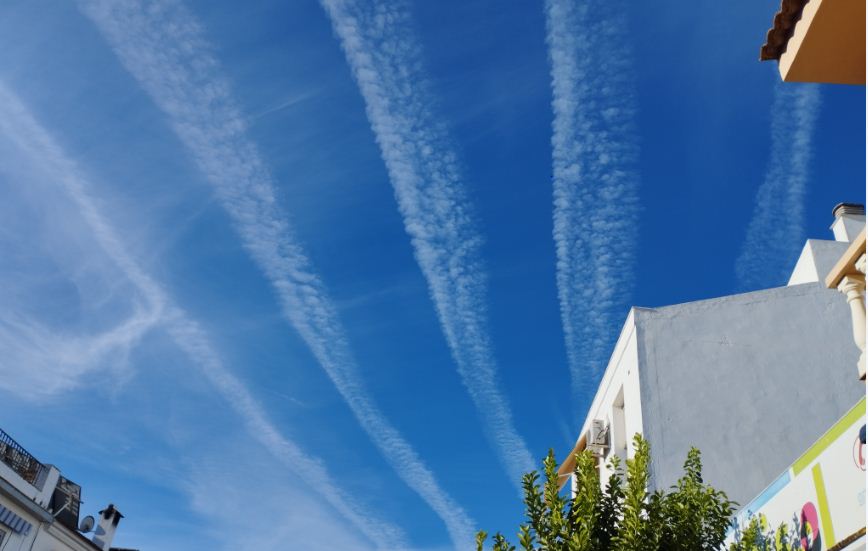 Atlas: Cirrocumulus radiatus homomutatus
Hoy mucho tráfico de aviones
