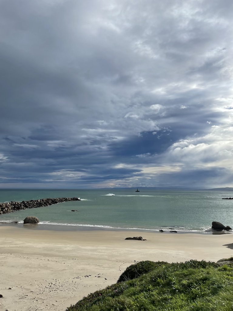 Un nuevo dia 
Cada dia encuentro un momento a solas donde me encuentro con el mar, el cielo y mi interior.  Este lugar me permite encontrarme conmigo misma. 
